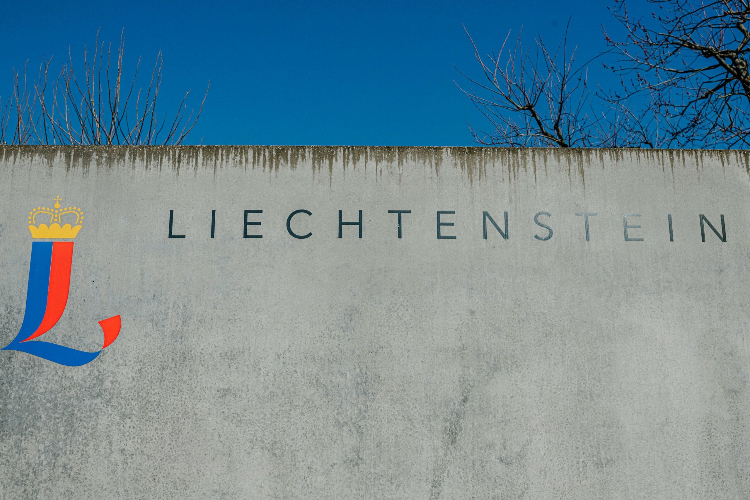 Gründung eines Trusts in Liechtenstein: Dokumente, Anwalt und Treuhänder bei Besprechung zur Trust-Errichtung