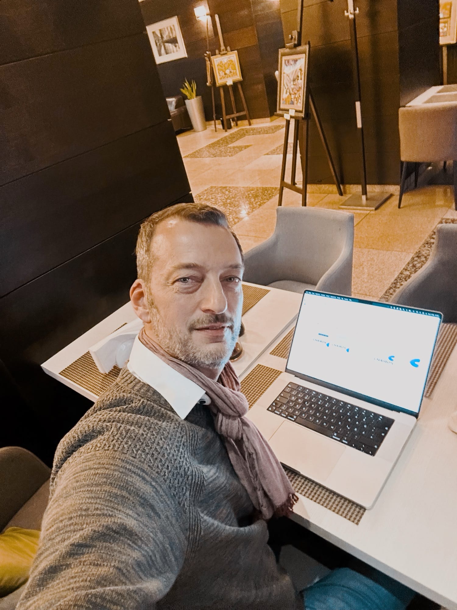 Marketing und Netzwerke: Neuer Auftrag in Europa Geschäftsfrau präsentiert Marketing-Strategien für europäische Netzwerke auf Whiteboard vor internationalem Team